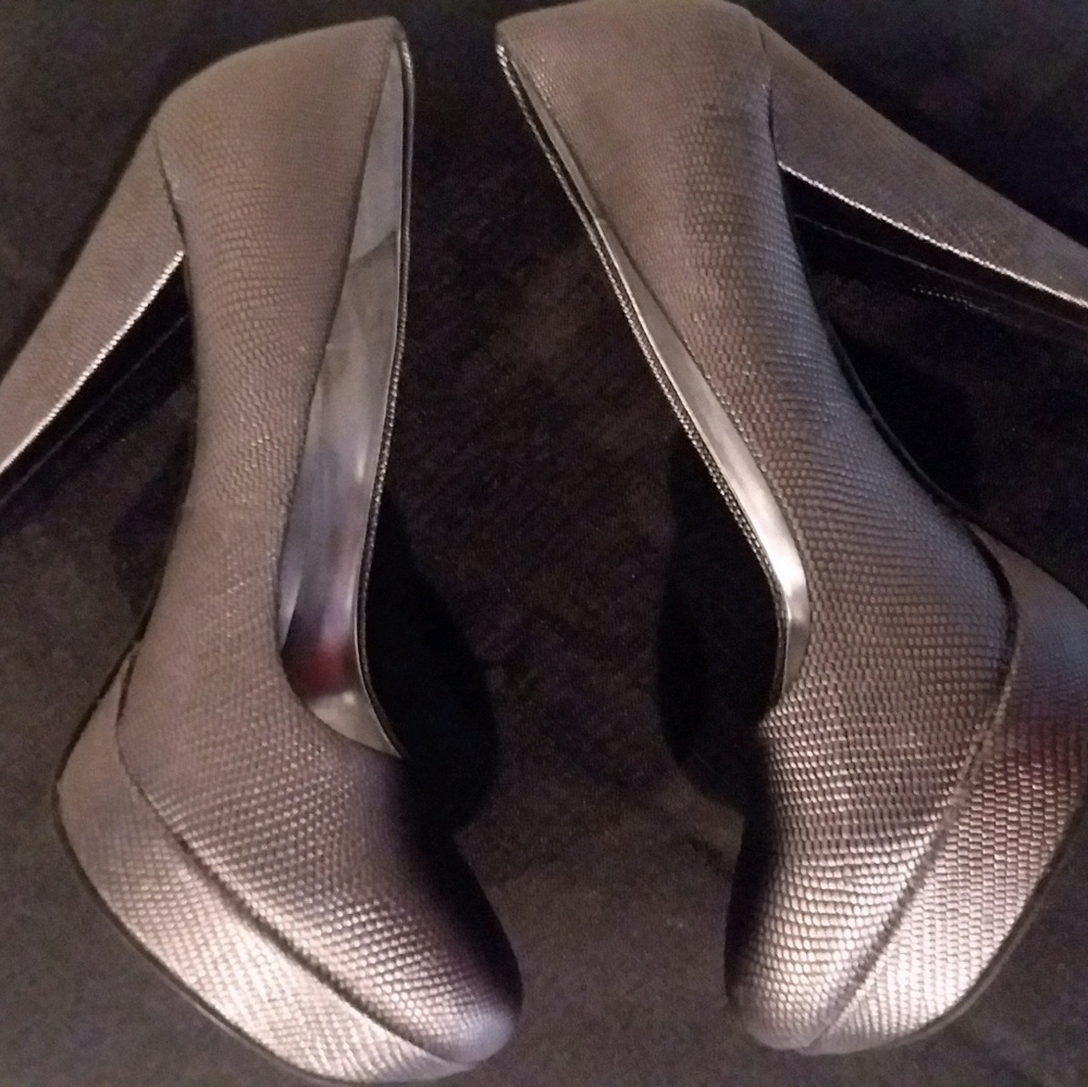 Leather pumps